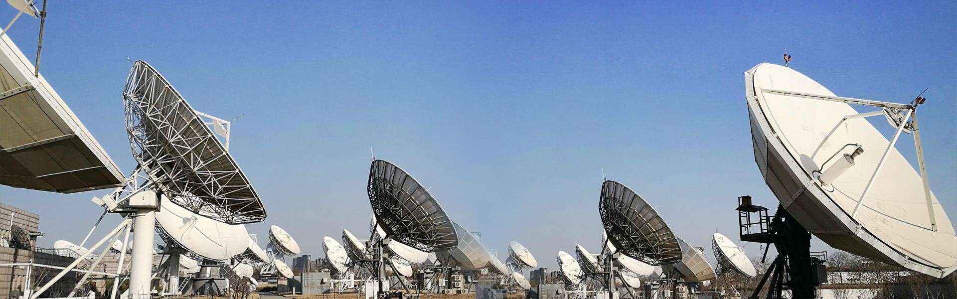 AZOTEAEste espacio se utiliza para realizar las Practicas de Campo de los cursos de Antenas y Propagacion, Microondas y Comunicaciones Via Satelite, cuenta con seis mesas de trabajo y Antenas Parabolicas, conectados al Sistema de Recepcion Digital Via Satelite y a otros receptores Satelitales, ubicados en el Ambiente G-412A.