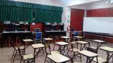 G 310Ambiente de clases multimedia con capacidad para 16 alumnos, cuenta con cinco mesas de trabajo y cinco computadoras conectadas en red con disponibilidad de acceso a Internet y con el software adecuado para el uso de laboratorios.