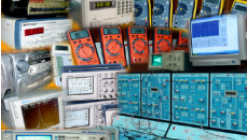 En estos ultimos anos estamos utilizando equipos de ultima generacion, que sirven para complementar las experiencias que se realizan en el Laboratorio.Entre estos equipos destacan los siguientes:Modulos de ensenanza con 7 tarjetas y un software de simulacion para la ensenanza de ComunicacionesAnalogico y Digital de ultima generacion, enlazados via LAN a un servidor del Docente para el monitoreodel avance de las practicas de laboratorio. Marca: DEGEM.Analizador Digital de Espe