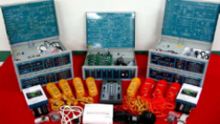 En estos ultimos anos estamos utilizando equipos de ultima generacion, que sirven para complementar las experiencias que se realizan en el Laboratorio.Entre estos equipos destacan los siguientes:Modulos de ensenanza con 7 tarjetas y un software de simulacion para la ensenanza de ComunicacionesAnalogico y Digital de ultima generacion, enlazados via LAN a un servidor del Docente para el monitoreodel avance de las practicas de laboratorio. Marca: DEGEM.Analizador Digital de Espe