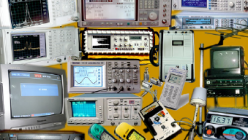 En estos ultimos anos estamos utilizando equipos de ultima generacion, que sirven para complementar las experiencias que se realizan en el Laboratorio.Entre estos equipos destacan los siguientes:Modulos de ensenanza con 7 tarjetas y un software de simulacion para la ensenanza de ComunicacionesAnalogico y Digital de ultima generacion, enlazados via LAN a un servidor del Docente para el monitoreodel avance de las practicas de laboratorio. Marca: DEGEM.Analizador Digital de Espe