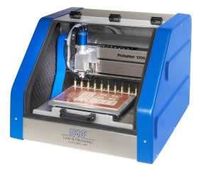 La Universidad Ricardo Palma ha adquirido el Modulo para capacitacion, investigacion y desarrollo de placas de circuitos impresos Marca LPKF Modelo: PROTOMAT S100, que esta disenado especialmente para cubrir las necesidades de circuitos impresos de la gama de microondas y HF.Este modulo con su precision se adecua especialmente para la elaboracion de sustratos mas sensibles superficialmente, mas blandos y flexibles.El ProtoMat S100 de LPKF consigue en un breve espacio de tiemp
