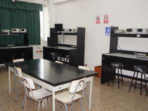 Objetivos Los principales objetivos del Laboratorio son: Preparar al alumno de la carrera de Ingenieria Electronica en el diseno y desarrollo de circuitos electronicos, aplicados a la solucion de problemas tecnologicos del pais. Desarrollar circuitos integrados de propositos especiales de alta y baja escala de integracion en los diferentes campos de la electronica como son: control industrial y automatizacion, bioingenieria, telecomunicaciones, telematica, domotica y Mecatro