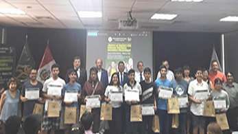 Entrega de Certificados a los mejores participantes de los Talleres de la Jornada de Puertas Abiertas: Los Jovenes y la Tecnologia, evento realizado en el Auditorio Ollantaytambo.