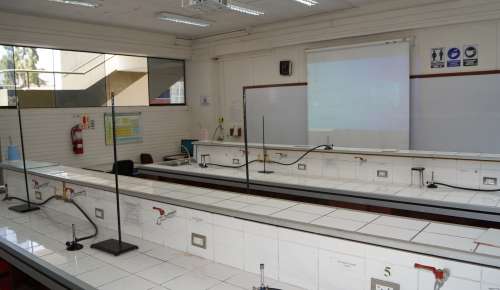 ObjetivosBrindar los servicios de practicas de laboratorio de Quimica a los alumnos de las cuatro Escuelas de la Facultad.Llevar a cabo el mantenimiento de los equipos de Quimica, para la ensenanza en la Facultad y otras instituciones que asi lo requieran.Organizar cursos teoricos - practicos con propositos de actualizacion de los docentes de Quimica de la Universidad y otras instituciones que asi lo requieran.Prestacion de servicios a otros Laboratorios y dependencias de la