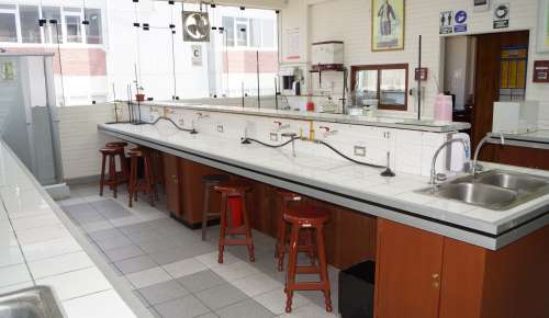 ObjetivosBrindar los servicios de practicas de laboratorio de Quimica a los alumnos de las cuatro Escuelas de la Facultad.Llevar a cabo el mantenimiento de los equipos de Quimica, para la ensenanza en la Facultad y otras instituciones que asi lo requieran.Organizar cursos teoricos - practicos con propositos de actualizacion de los docentes de Quimica de la Universidad y otras instituciones que asi lo requieran.Prestacion de servicios a otros Laboratorios y dependencias de la