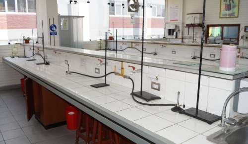 ObjetivosBrindar los servicios de practicas de laboratorio de Quimica a los alumnos de las cuatro Escuelas de la Facultad.Llevar a cabo el mantenimiento de los equipos de Quimica, para la ensenanza en la Facultad y otras instituciones que asi lo requieran.Organizar cursos teoricos - practicos con propositos de actualizacion de los docentes de Quimica de la Universidad y otras instituciones que asi lo requieran.Prestacion de servicios a otros Laboratorios y dependencias de la