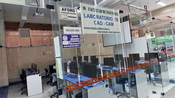 El Laboratorio de Diseno y Simulacion de Procesos Industriales cuenta con 21 computadoras con software avanzado para: Disenar y simular la fabricacion de objetos en la fresadora y torno CNC. Programar controladores logicos programables (PLC´s) Programar robots Mitsubishi. Supervisar, controlar y adquirir datos de los PLC´s. Simular sistemas neumaticos, electroneumaticos, hidraulicos y electrohidraulicos. Asimismo contamos son software de diseno y fabricacion, tales como: TI