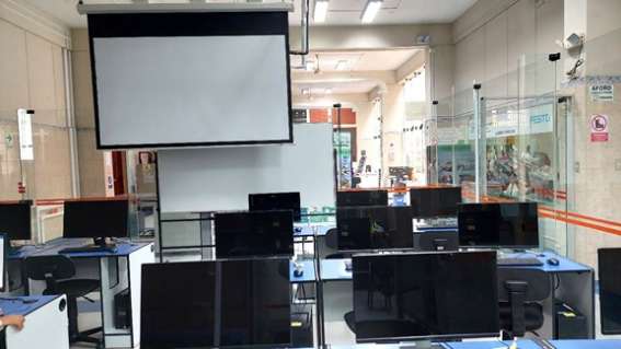 El Laboratorio de Diseno y Simulacion de Procesos Industriales cuenta con 21 computadoras con software avanzado para: Disenar y simular la fabricacion de objetos en la fresadora y torno CNC. Programar controladores logicos programables (PLC´s) Programar robots Mitsubishi. Supervisar, controlar y adquirir datos de los PLC´s. Simular sistemas neumaticos, electroneumaticos, hidraulicos y electrohidraulicos. Asimismo contamos son software de diseno y fabricacion, tales como: TI