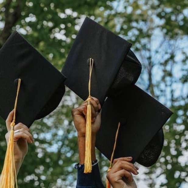 MODALIDADES DE TITULACION1. TESIS: Modalidad en la cual el Bachiller presenta su Plan de Tesis de acuerdo al Reglamento de Grados y Titulos para ser revisado por un Profesor Asesor de la especialidad, si el plan es aprobado se designa un Profesor Asesor para el desarrollo de la tesis, posteriormente dos profesores seran asignados en calidad de Objetantes. 2. TRABAJO DE SUFICIENCIA PROFESIONAL (TSP) : Modalidad que implica que el Bachiller esta en la capacidad de demostra