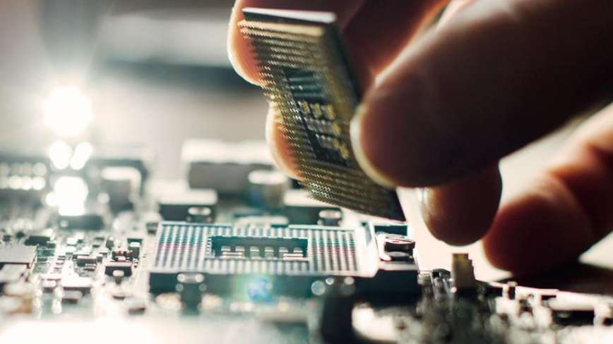La Maestria en Ingenieria Informatica con mencion en Ingenieria de Software brinda formacion academico profesional que conduce a la investigacion e innovacion en los diferentes campos de la Ingenieria de Software y de sus aplicaciones; impartiendo conocimientos teoricos y tecnico evolutivos como base de futuras competencias de innovador.  El Maestro en Ingenieria Informatica con mencion en Ingenieria de Software tendra las competencias para desempenarse como lider en sol