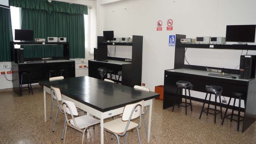 Servicios internos que brinda:Grabacion y borrado de dispositivos logicos programables (PAL,GAL,etc), memorias EPROM, EEPROM, etc.Grabacion de microcontroladores.Asesoramiento continuo en proyectos de aplicacion del area de Sistemas Digitales.Cursos de extension.Grabacion de discos compactos.Escaneos diversos.Impresiones de alta resolucion.