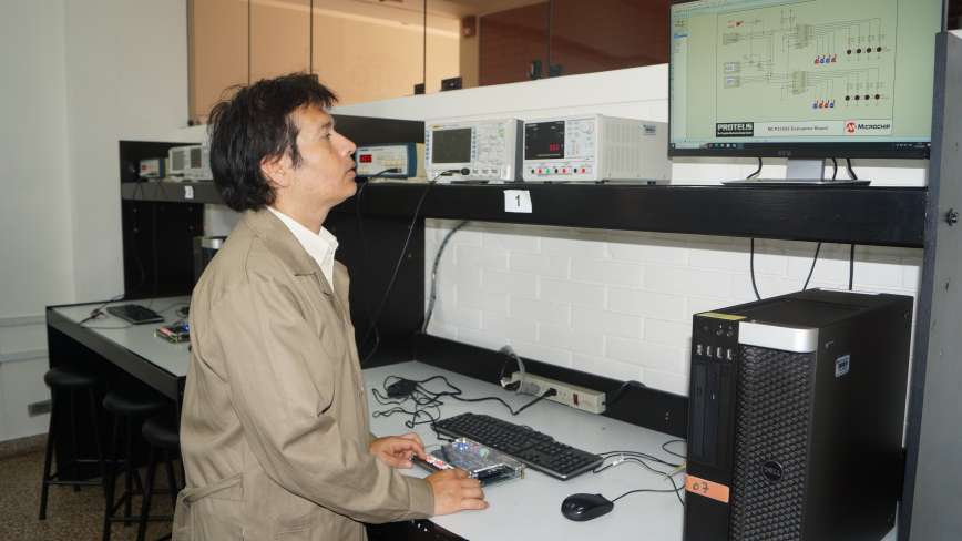 Servicios internos que brinda:Grabacion y borrado de dispositivos logicos programables (PAL,GAL,etc), memorias EPROM, EEPROM, etc.Grabacion de microcontroladores.Asesoramiento continuo en proyectos de aplicacion del area de Sistemas Digitales.Cursos de extension.Grabacion de discos compactos.Escaneos diversos.Impresiones de alta resolucion.
