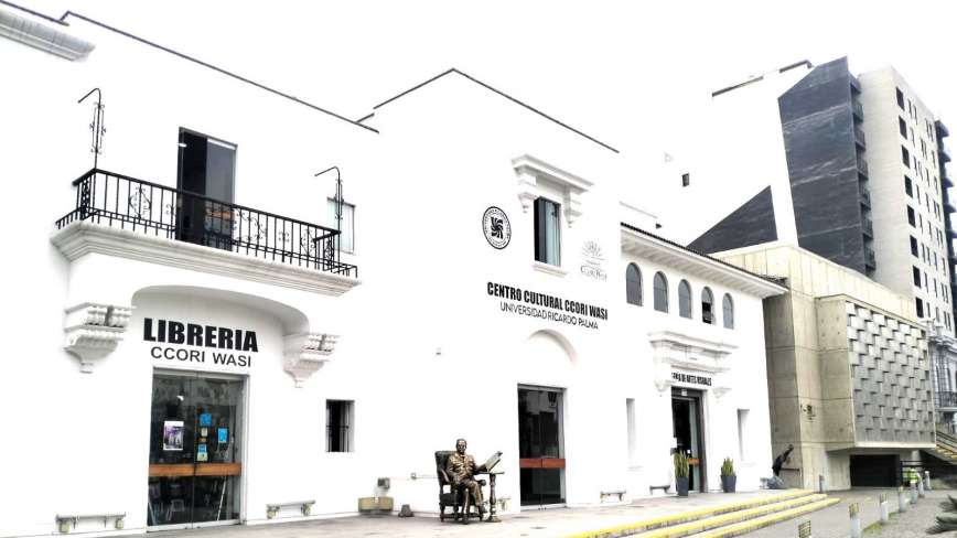 El Centro Cultural Ccori Wasi es un espacio de encuentro de actividades de investigacion, difusion y discusion del conocimiento cientifico y humanistico, de exposicion de obras de arte, de arquitectura y, en general, de las mas importantes expresiones de nuestra cultura y de la cultura universal; es un lugar que acoge la produccion academica de la propia Universidad Ricardo Palma, asi como de otras instituciones, tanto publicas como privadas. Este Centro Cultural, pertenecien