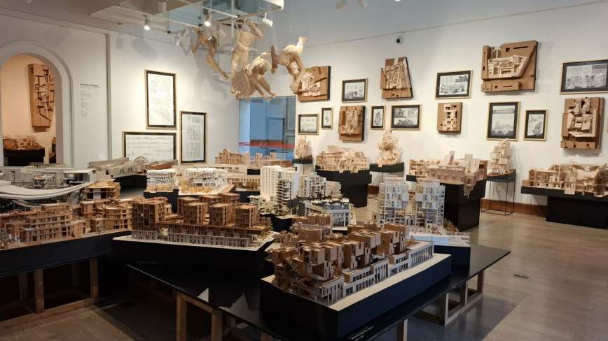 El Centro Cultural Ccori Wasi es un espacio de encuentro de actividades de investigacion, difusion y discusion del conocimiento cientifico y humanistico, de exposicion de obras de arte, de arquitectura y, en general, de las mas importantes expresiones de nuestra cultura y de la cultura universal; es un lugar que acoge la produccion academica de la propia Universidad Ricardo Palma, asi como de otras instituciones, tanto publicas como privadas. Este Centro Cultural, pertenecien