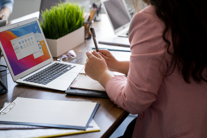La Oficina de Registros y Matricula de la Facultad de Medicina Humana es una unidad de servicios de apoyo academico dependiente del Decanato.  La Oficina de Registros y Matricula administra un sistema de matricula via Intranet, implementado por la Oficina Central de Informatica y Computo (OFICIC) quien disena el procedimiento virtual incorporando al sistema los lineamientos de Reglamento General de Matricula, lo que permite un proceso totalmente ordenado, en estricto or